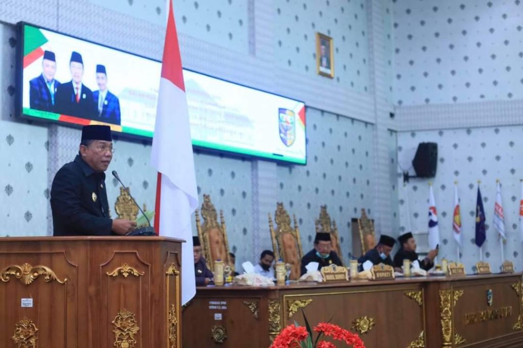 Depri Pontoh saat menyampaikan penjelasan pada mimbar Paripurna