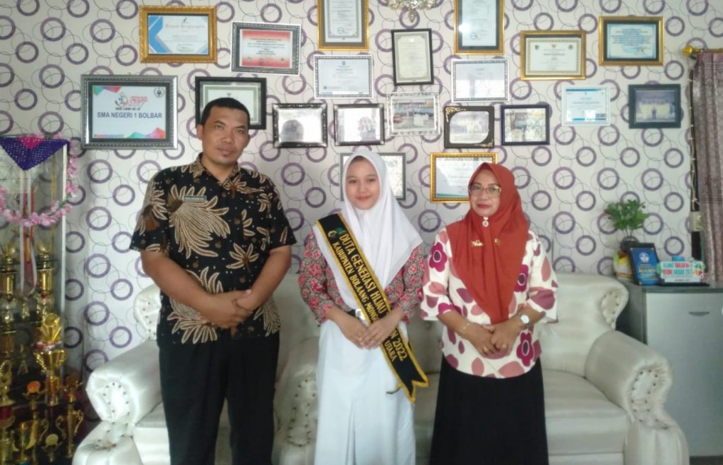 Putri Wulan Puspita Hacika Aneta bersama dengan Kepsek dan Guru